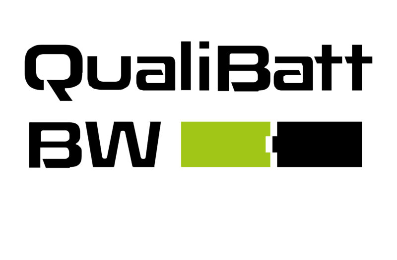 Logo mit der Aufschrift „QualiBatt BW“ und einem Symbol in Form einer grünen Batterie, gefolgt von einer schwarzen Form, die für Energie oder Technologie steht.