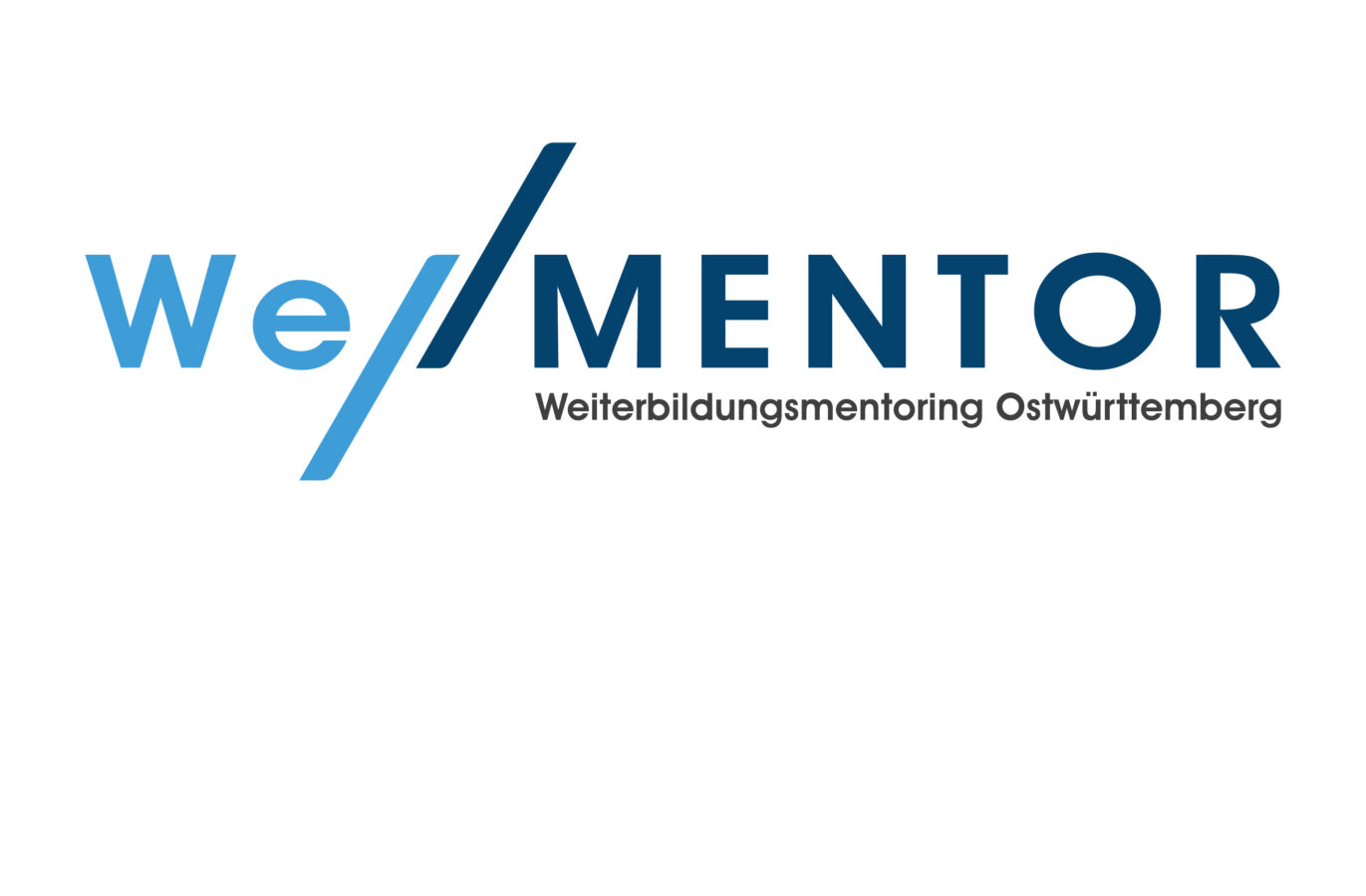 Logo für Weiterbildungsmentorin mit einem stilisierten blauen Schrägstrich und dem Text MENT, gefolgt von Weiterbildungsmentorin.